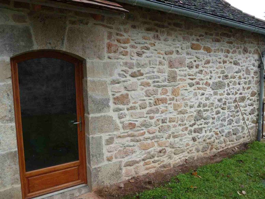 Joint à la chaux, façade en pierre Aizier